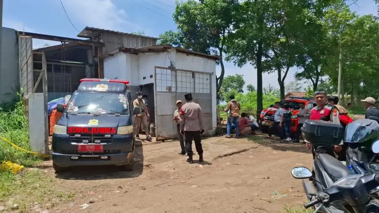 Polisi melakukan olah TKP penemuan mayat di Kampung Lembang Dua, Desa Bojongsari, Kecamatan Bojongsoang, Kabupaten Bandung, Sabtu (4/10/2025).