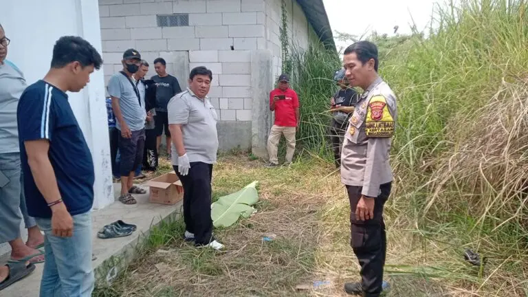Polisi menggelar olah TKP di lokasi penemuan jasad bayi di Perumahan PDP RT 006/009 Desa Rengasdengklok Utara.