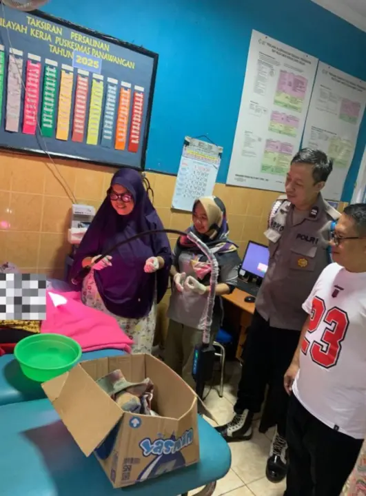 Bayi perempuan yang ditemukan di sebuah musala di wilayah panawangan tengah mendapatkan penanganan medis.