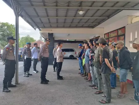 Petugas Gabungan Amankan Puluhan Orang Diduga Preman di Kabupaten Bandung Petugas gabungan mengamankan total 52 orang yang terdiri dari jukir liar dan sejumlah orang dalam kondisi mabuk yang berpotensi menimbulkan gangguan keamanan dan ketertiban masyarakat dalam operasi di sejumlah wilayah Kabupaten Bandung, Senin (13/10/2025)..