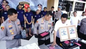 Polresta Bandung mengadakan jumpa pers pengungkapan kasus curanmor dan penadahan di Mapolresta Bandung, Rabu (15/10/2025). (istimewa)