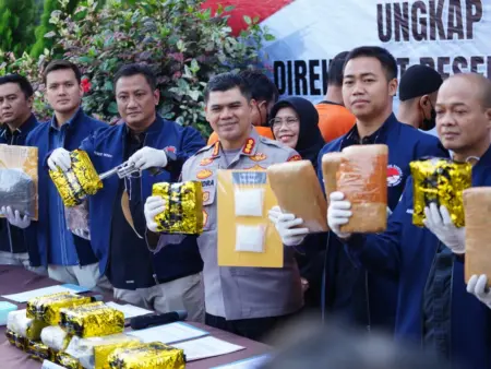 Bongkar Peredaran Narkotika, Polda Jabar Sita Sabu Grade Terbaik Polda Jawa Barat menggelar jumpa pers pengungkapan kasus peredaran narkotika jaringan internasional, Kamis (16/10/2025). (istimewa)
