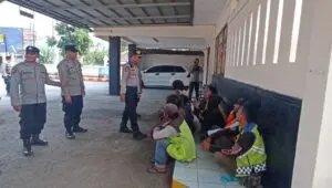 Petugas gabungan mengamankan 10 juru parkir liar dan 2 pengamen dalam operasi yang digelar di wilayah Cileunyi, Sabtu (18/10/2025).
