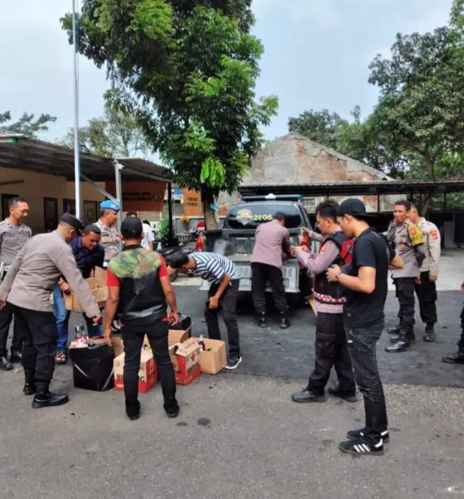 Kepolisian mengamankan sejumlah orang yang merupakan juru parkir saat operasi di Kabupaten Bandung, Sabtu (18/10/2025).