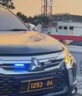 Mobil Mitsubishi Pajero berpelat dinas Polri yang dilengkapi strobo dan sirene sempat viral di media sosial setelah terekam melaju ugal-ugalan di Jalan Layang Pasupati, Kota Bandung.