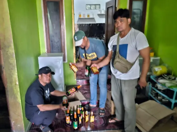 Personel Polresta Cirebon berhasil mengamankan puluhan botol minuman keras berbagai merk, Sabtu (18/10/2025).