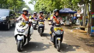 Polwan Mojang Presisi Polresta Bandung berpatroli di Lapangan Upakarti dan Wana Wisata Victory Waterpark, Minggu (19/10/2025).