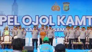 Kapolri Jenderal Listyo Sigit Prabowo saat memimpin Apel Ojol Kamtibmas di kawasan Monas, Jakarta Pusat, Senin (20/10/2025). (istimewa)