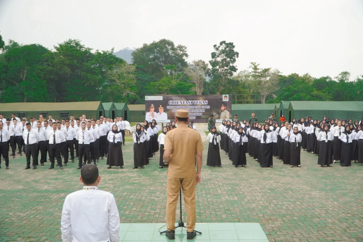 Sebanyak 290 calon pegawai negeri sipil (CPNS) Pemerintah Kabupaten Karawang mengikuti orientasi tugas di Menlatpur Sanggabuana, Senin (20/10/2025). (maemunah/koranmandala)