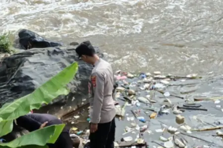Geger, Penemuan Mayat Bayi di Pinggir Sungai Cimanuk Petugas kepolisian mengevakuasi jasad bayi berjenis kelamin laki-laki di pinggir aliran Sungai Cimanuk, Kamis (23/10/2025). (ridaningsih/koranmandala)