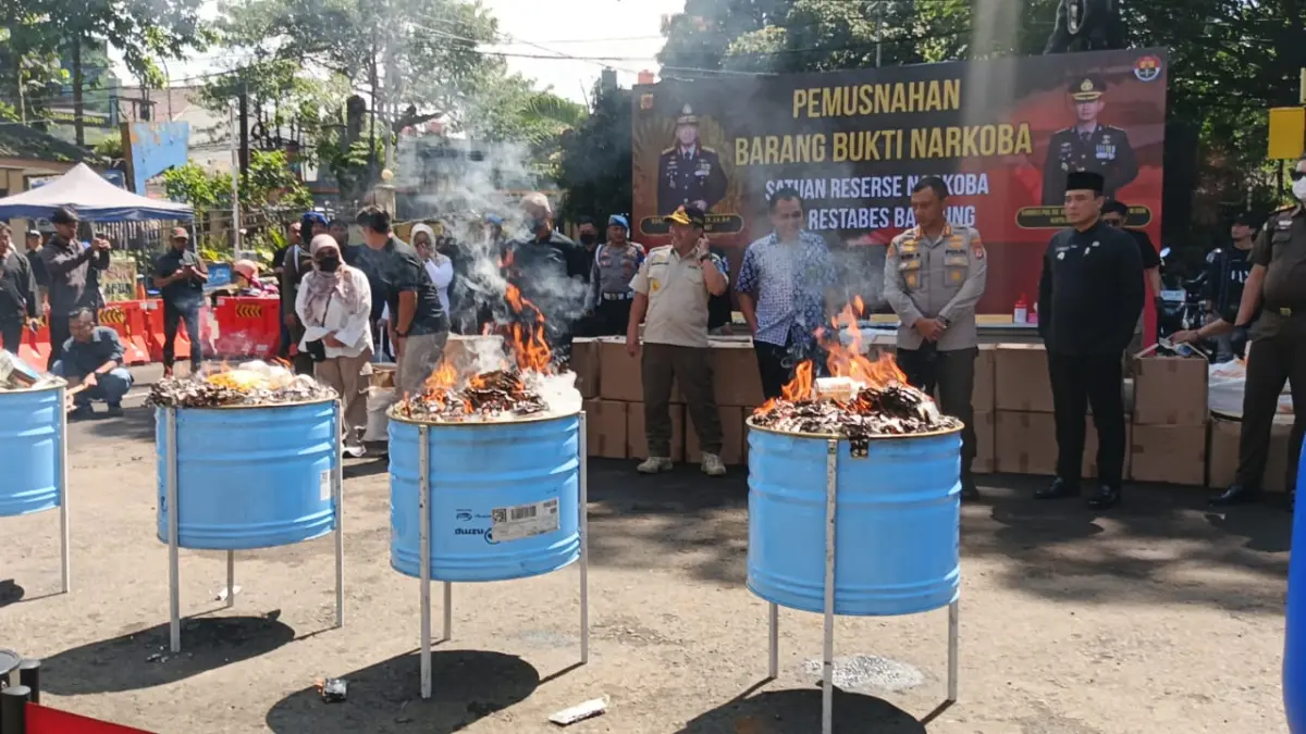 Pemusnahan ribuan pil trihexyphenidyl, tramadol, dextro, double Y, hingga hexymer oleh Polrestabes Bandung di halaman Markas Satresnarkoba Polrestabes Bandung, Kamis (23/10/2025). (avila/koranmandala)