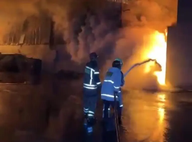 Pabrik Oli di Karawang Ludes Terbakar, Api Sulit Dipadamkan karena Bahan Mudah Meledak