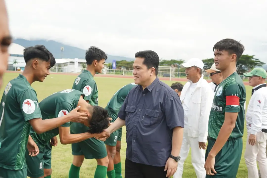 Menteri Pemuda dan Olahraga yang juga Ketua Umum PSSI Erick Thohir dan Gubernur Jawa Barat Dedi Mulyadi resmi membuka kejuaraan sepakbola Liga 4 Seri 1 dan Seri 2 Piala Gubernur Jawa Barat Tahun 2025 di Stadion Sepakbola Dalem Bintang SOR RAA Adiwijaya, Kecamatan Tarogong Kidul, Kabupaten Garut, Minggu (26/10). (ridaningsih/koranmandala)