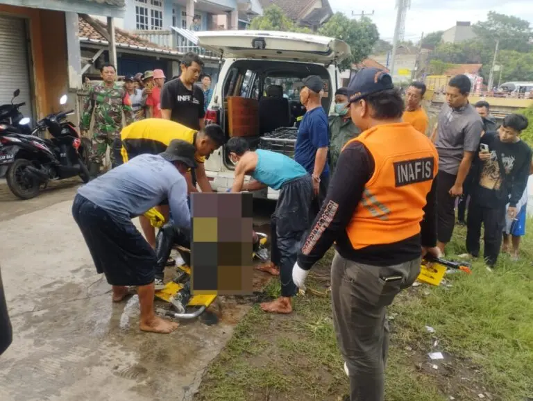 Petugas mengevakuasi sesosok mayat laki-laki yang mengapung di aliran Kali Sungai Gempol, Blok Gandok II, Sabtu (25/10/2025).