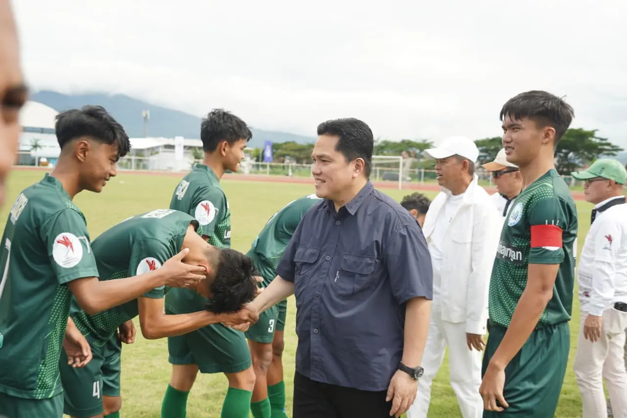 Menteri Pemuda dan Olahraga yang juga Ketua Umum PSSI Erick Thohir dan Gubernur Jawa Barat Dedi Mulyadi resmi membuka kejuaraan sepakbola Liga 4 Seri 1 dan Seri 2 Piala Gubernur Jawa Barat Tahun 2025 di Stadion Sepakbola Dalem Bintang SOR RAA Adiwijaya, Kecamatan Tarogong Kidul, Kabupaten Garut, Minggu (26/10). (ridaningsih/koranmandala)