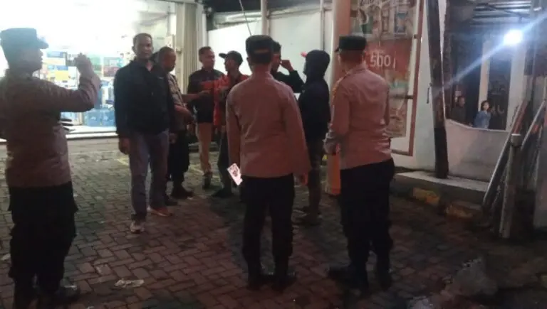 Polsek Cileunyi menggelar patroli gabungan yang menyasar praktik premanisme dan juru parkir liar, Minggu (26/10/2025).