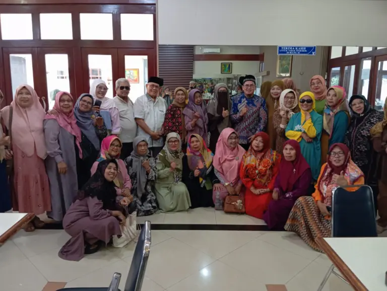 Ustadz Dedi Hariadi ( kanan-berbaju batik) di tengah para anggota TMT.