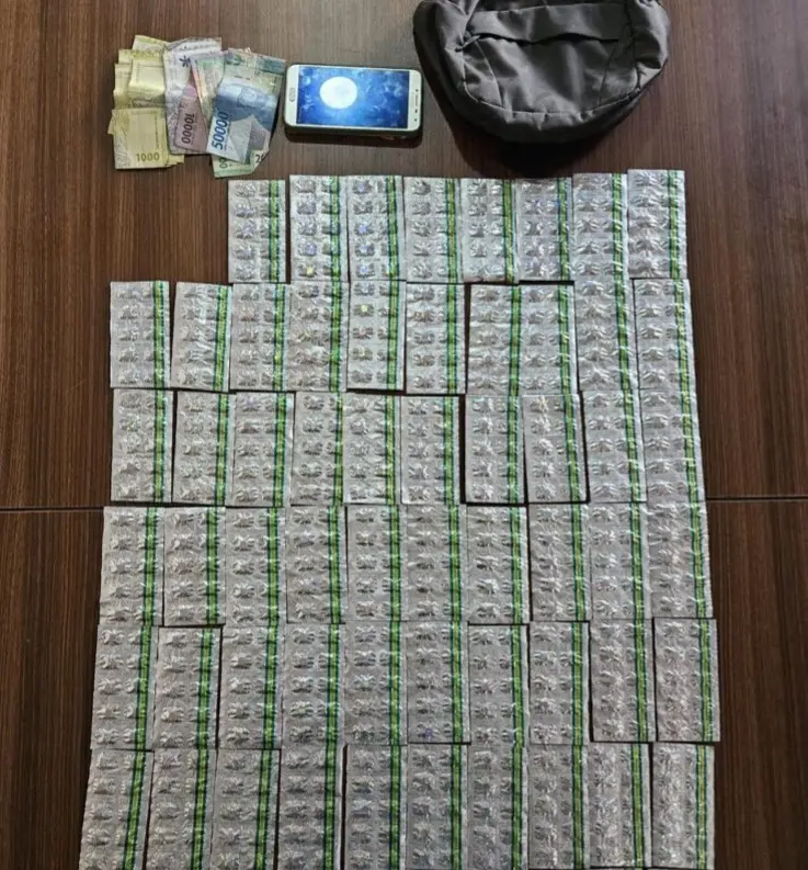 Buruh Harian di Margahayu Nekat Edarkan Obat Keras Ratusan butir obat keras yang disita Satuan Reserse Narkoba Polresta Bandung.