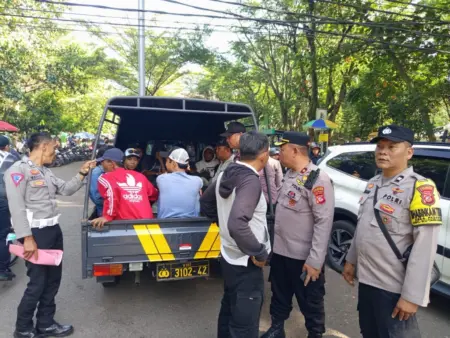 Polisi Amankan Belasan Juru Parkir Liar, Beberapa Positif Narkoba Personel Polsek Soreang mengamankan 19 orang yang diduga terlibat dalam aksi premanisme dan kegiatan yang meresahkan masyarakat.