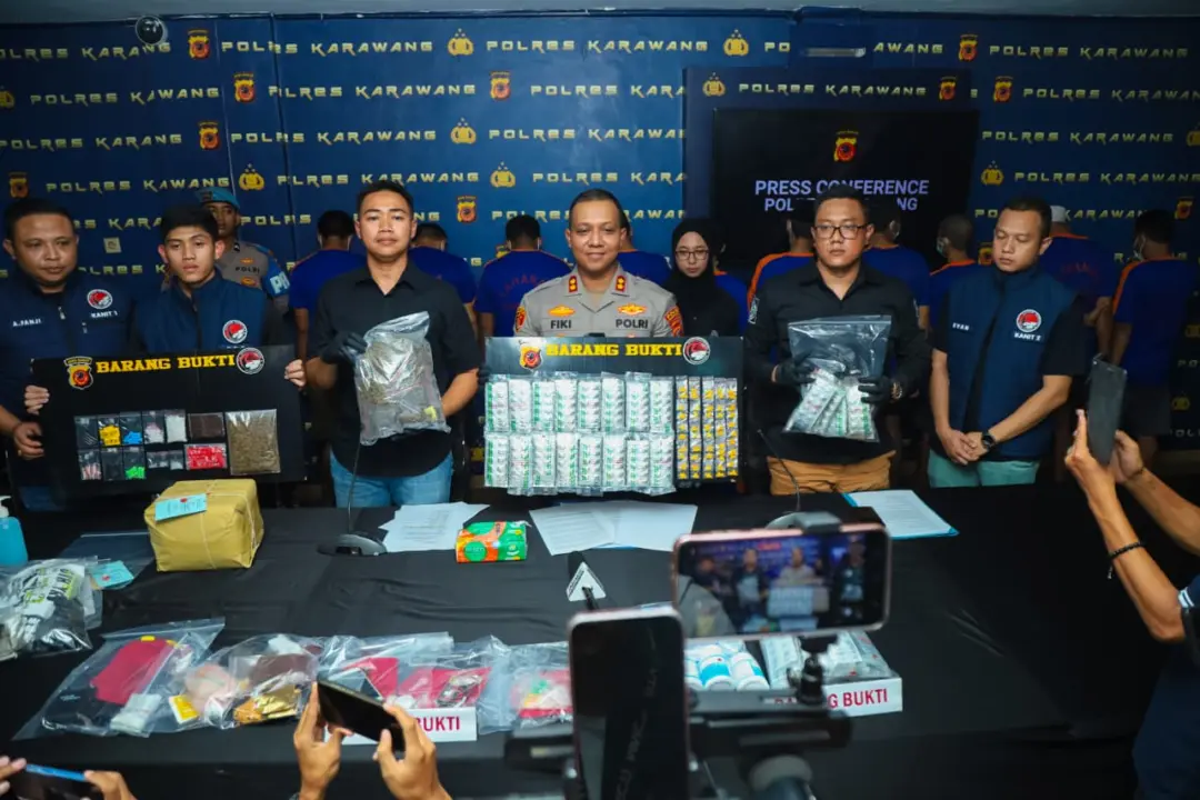 ‎Kapolres Karawang AKBP Fiki N Ardiansyah memperlihatkan barang bukti pengungkapan kasus narkotika dalam jumpa pers di Mapolres Karawang, Selasa (28/10/2025). (istimewa)
