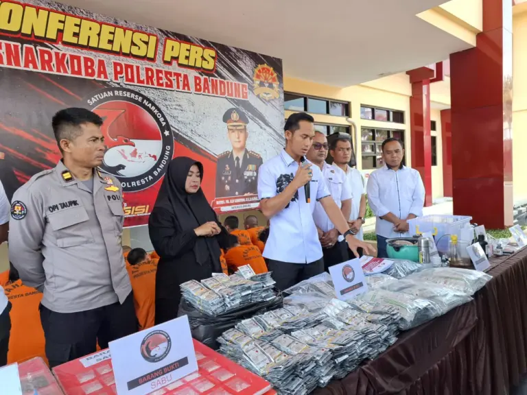 Satuan Reserse Narkoba Polresta Bandung mengadakan konferensi pers pengungkapan kasus penyalahgunaan narkotika di Mapolresta Bandung, Kamis (30/10/2025). Sebanyak 31 orang ditetapkan sebagai tersangka. (avila/koranmandala)