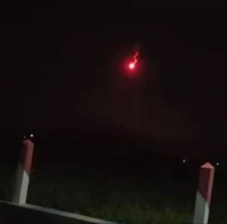 Fenomena cahaya di langit yang diduga meteor jatuh di wilayah Kabupaten Cirebon, Minggu (5/10/2025). (istimewa)