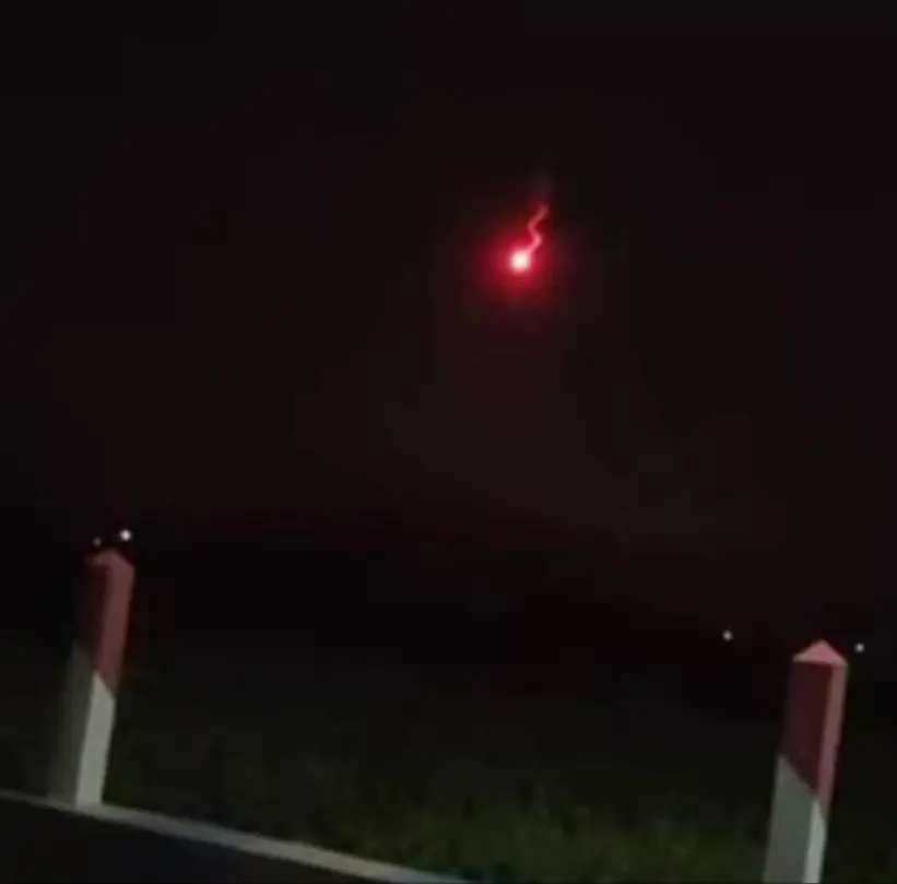 Polisi Ikut Selidiki Dugaan Meteor Jatuh di Cirebon Fenomena cahaya di langit yang diduga meteor jatuh di wilayah Kabupaten Cirebon, Minggu (5/10/2025). (istimewa)