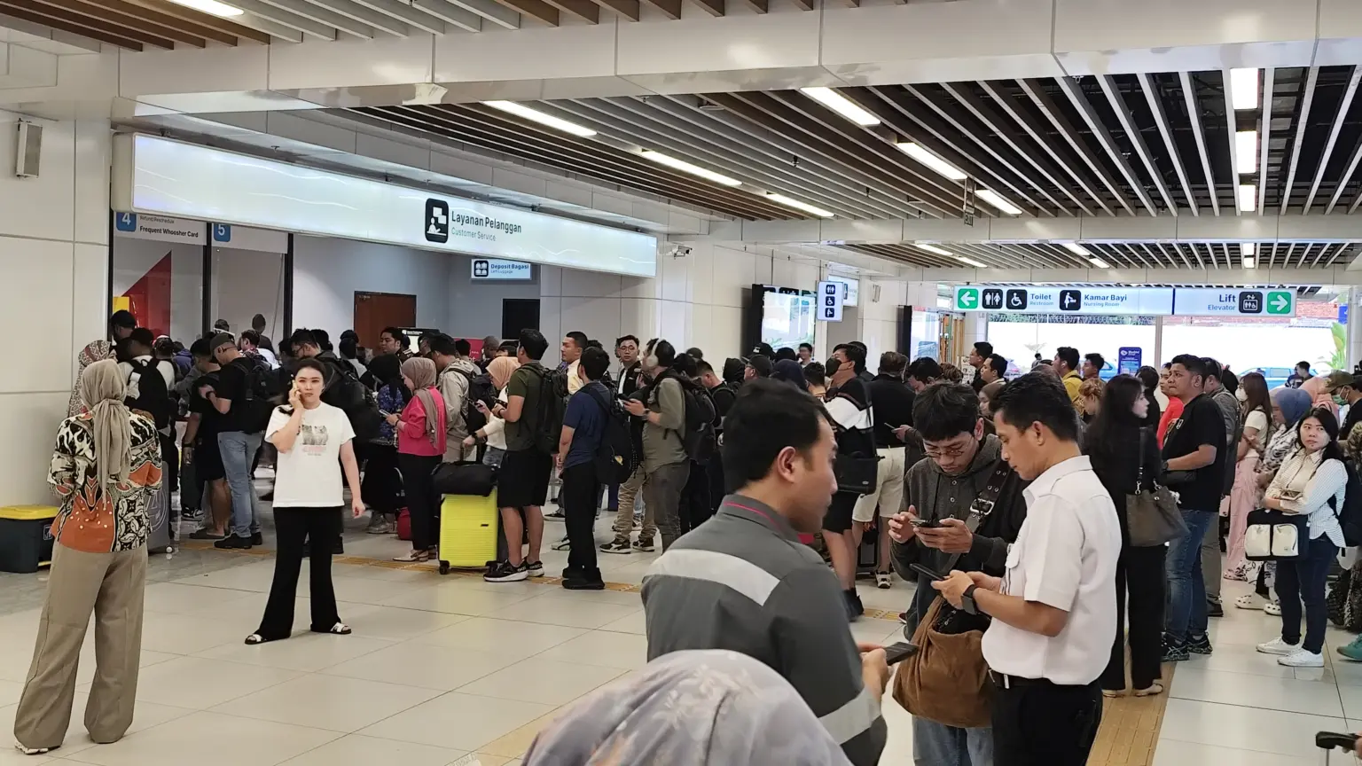 Aplikasi Whoosh Error, Ratusan Calon Penumpang Tertahan di Stasiun Halim Aplikasi Whoosh Error menyebabkan ratusan penumpukan penumpang di Stasiun Halim