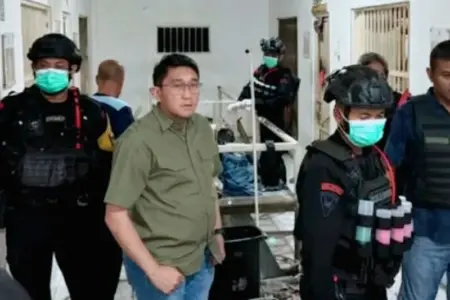Petugas gabungan melakukan inspeksi mendadak (sidak) di blok hunian narapidana Lembaga Pemasyarakatan Kelas IIA Kabupaten Karawang, Sabtu (25/10/2025) malam. (istimewa)