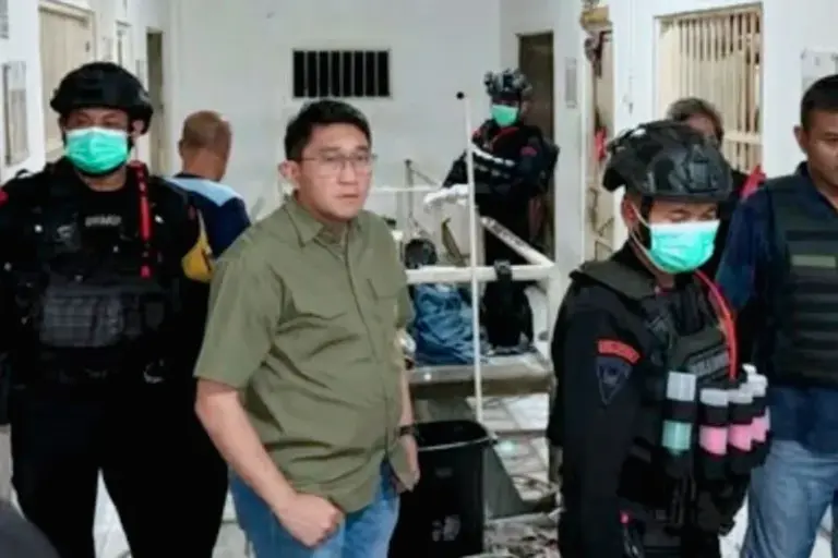 Petugas gabungan melakukan inspeksi mendadak (sidak) di blok hunian narapidana Lembaga Pemasyarakatan Kelas IIA Kabupaten Karawang, Sabtu (25/10/2025) malam. (istimewa)