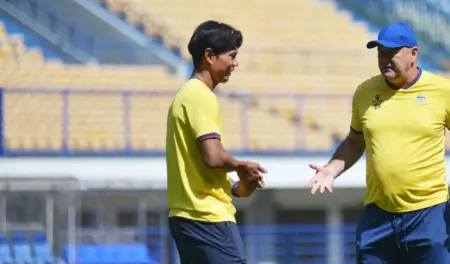 Jupe Mulai Fokus Jalankan Peran sebagai Staf Pelatih Persib Jupe Mulai Fokus Jalankan Peran sebagai Staf Pelatih