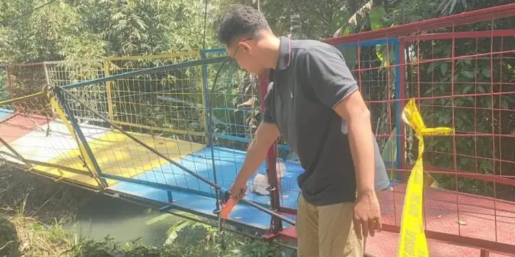 Polisi mengusut insiden terceburnya siswa SMP di jembatan gantung Dusun Nengklok, Desa Pajaten, Kecamatan Sidamulih, Kabupaten Pangandaran.