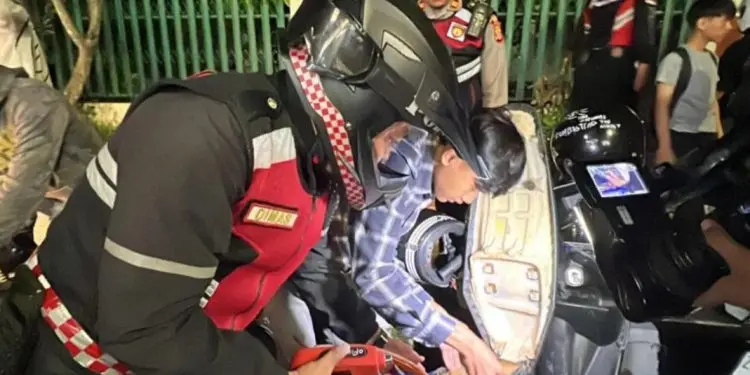 Polisi menggelar Operasi Kegiatan Rutin yang Ditingkatkan (KRYD) secara masif di seluruh wilayah Kabupaten Garut, Minggu (26/10/2025) dini hari.