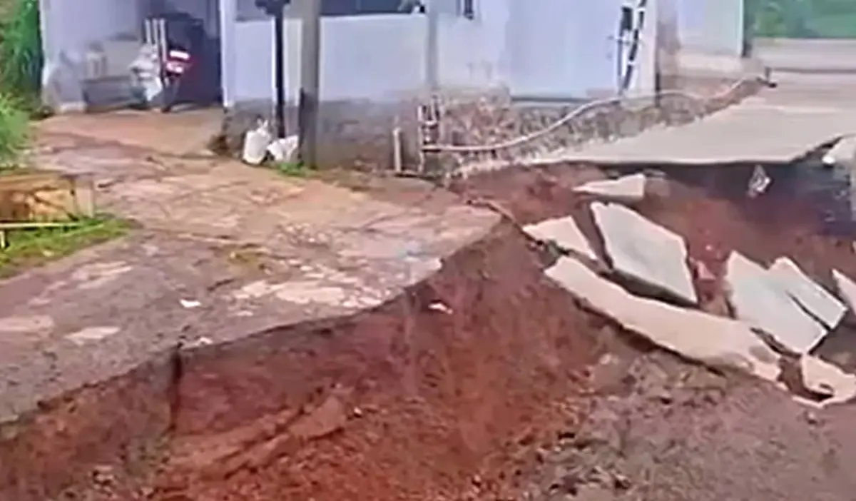 Longsor di wilayah Batujajar terdampak hujan deras.