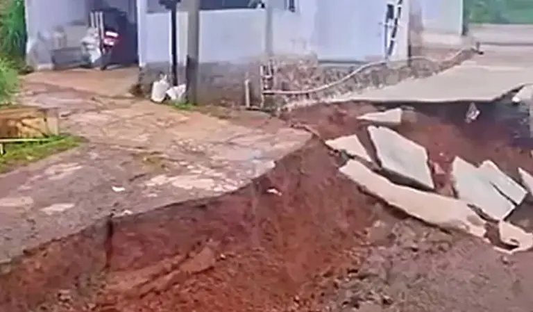 Longsor di wilayah Batujajar terdampak hujan deras.