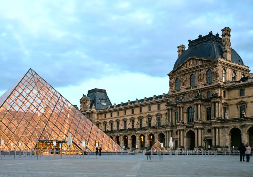 Louvre_Museum
