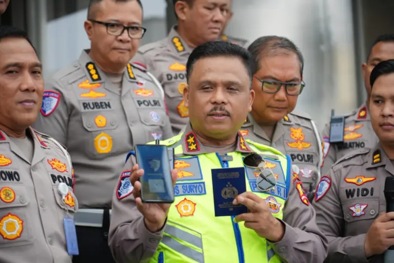 Kepala Korps Lalu Lintas Polri Irjen Agus Suryonugroho saat menggelar jumpa pers di Markas Korlantas Polri, Jakarta, Senin (20/10/2025). (korlantas polri)