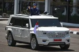 Presiden Prabowo Saat Menaiki Mobil Maung Pindad