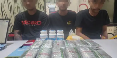 Polisi Amankan Pengedar Obat Keras Ilegal polisi berhasil meringkus tiga terduga pelaku peredaran obat keras terbatas tanpa izin edar di Sukabumi.