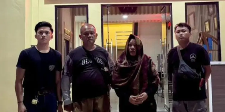 Polisi mengamankan seorang perempuan yang membobol salah satu rumah warga dan membawa kabur brankas.