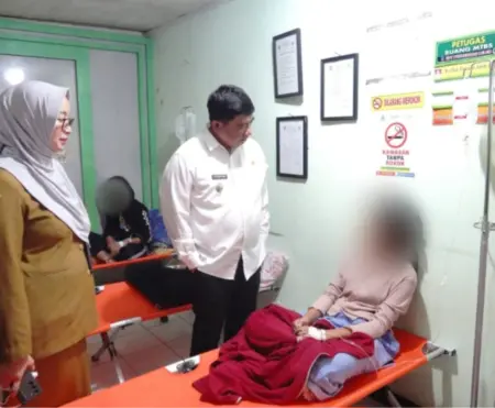 Garut Tetapkan KLB Pasca Keracunan Massal di Kadungora Bupati Garut Abdusy Syakur Amin meninjau kondisi pasien di Puskesmas Kadungora, Selasa (30/9/2025) malam.