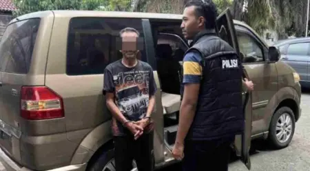 Bemodus Jual Beli Tanah, Pelaku Penipuan Raup Puluhan Juta Rupiah Seorang kakek berinisial S (61) asal Kecamatan Pakenjeng, Kabupaten Garut, diamankan polisi usai melakukan penipuan.