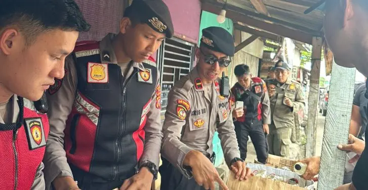 Petugas gabungan berhasil mengamankan 656 botol minuman keras berbagai merek dan 5 plastik tuak dalam operasi yang digelar di wilayah Cileunyi dan Rancaekek, Kabupaten Bandung, Senin (27/10/2025).