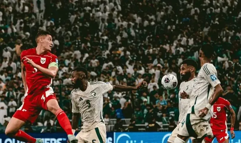 Bek Indonesia Jay Idzes beradu dengan pemain Arab Saudi pada pertandingan Grup B putaran keempat Kualifikasi Piala Dunia 2026 zona Asia di Stadion King Abdullah Sports City, Jeddah, Kamis (9/10/2025) dini hari WIB. (istimewa)