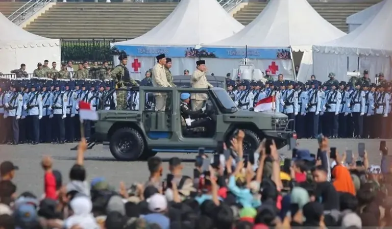 Presiden Prabowo Subianto melakukan inspeksi pasukan saat upacara puncak peringatan HUT ke-80 TNI di Lapangan Silang Monas, Jakarta, Minggu (5/10/2025). (istimewa)