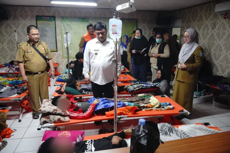 Bupati Garut saat manijau siswa yang keracunan MBG