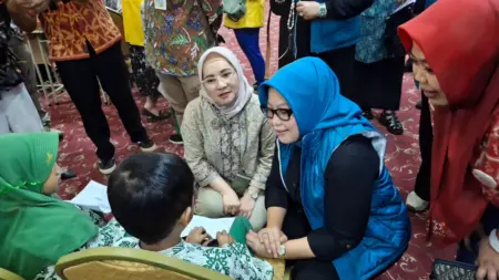Jabar Bagikan Ribuan Kacamata Gratis untuk Anak Sekolah, Dorong Kualitas Pendidikan dan Kesehatan Mata Jabar Bagikan Ribuan Kacamata Gratis untuk Anak Sekolah, Dorong Kualitas Pendidikan dan Kesehatan Mata