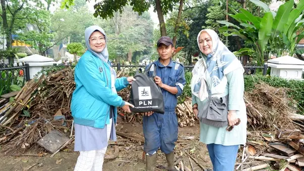 PLN UP3 Bandung Tebar Kebaikan Lewat Program Jumat Berkah