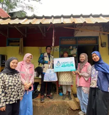 PLN UP3 Bandung dan YBM Nyalakan Listrik Gratis bagi Warga Kurang Mampu di Cimenyan