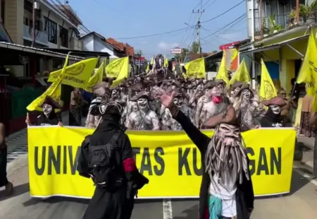 Teater Jalanan Uniku Guncang Karnaval Budaya Kuningan, Suarakan Pesan “Air untuk Anak Cucu”
